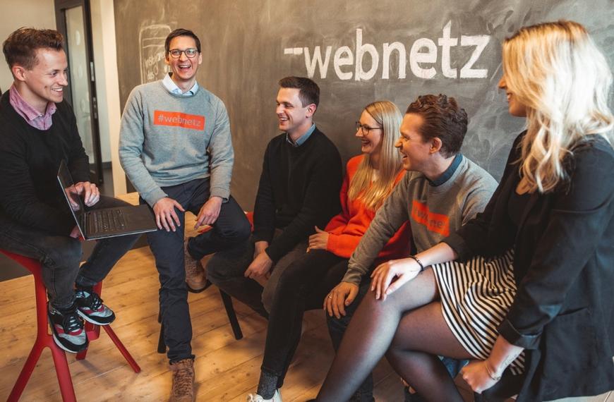 Mitarbeiter der web-netz GmbH sitzen zusammen